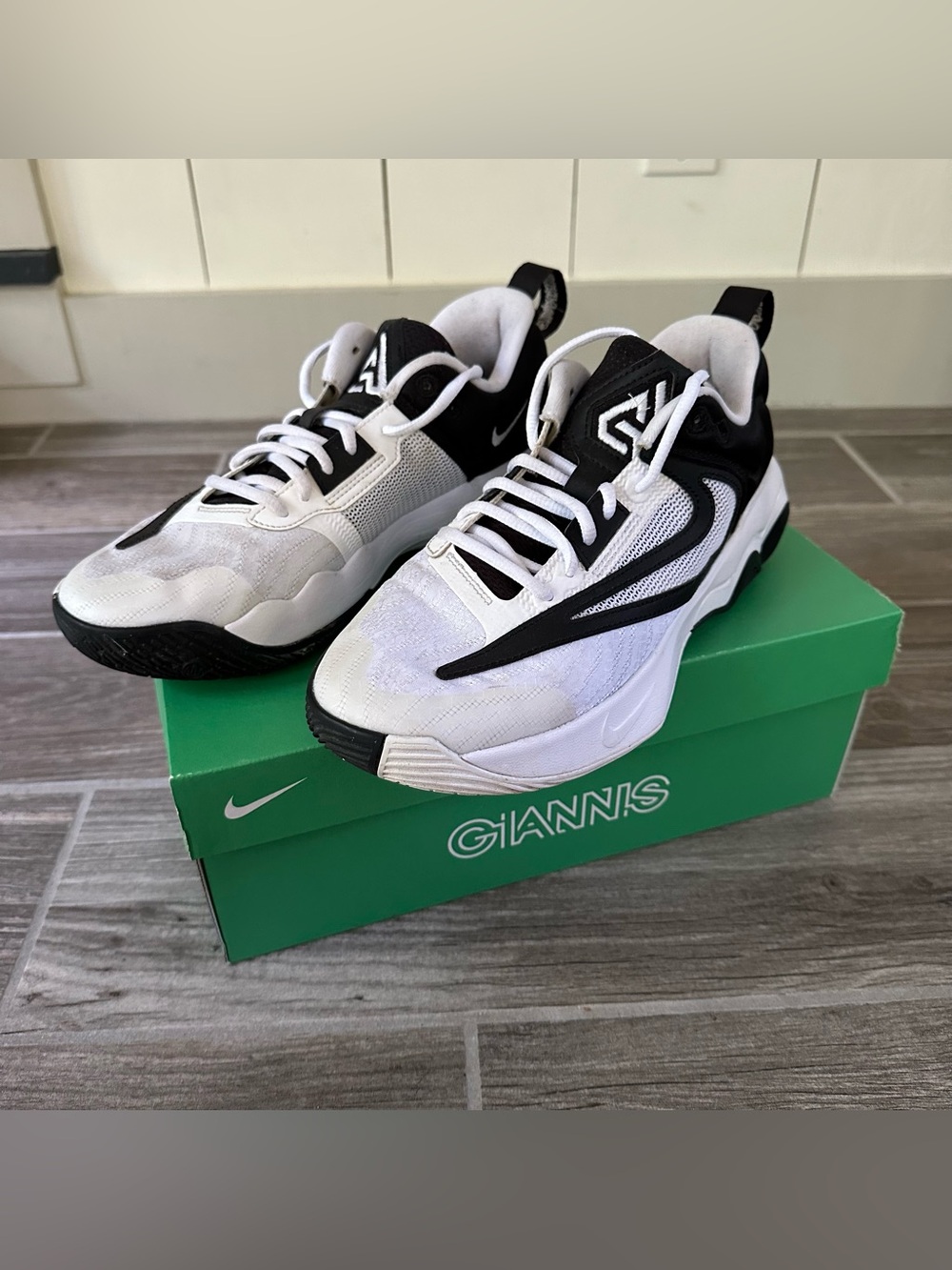 Nike Giannis Immortality Sneakers Men's Sz 8 Black and White
